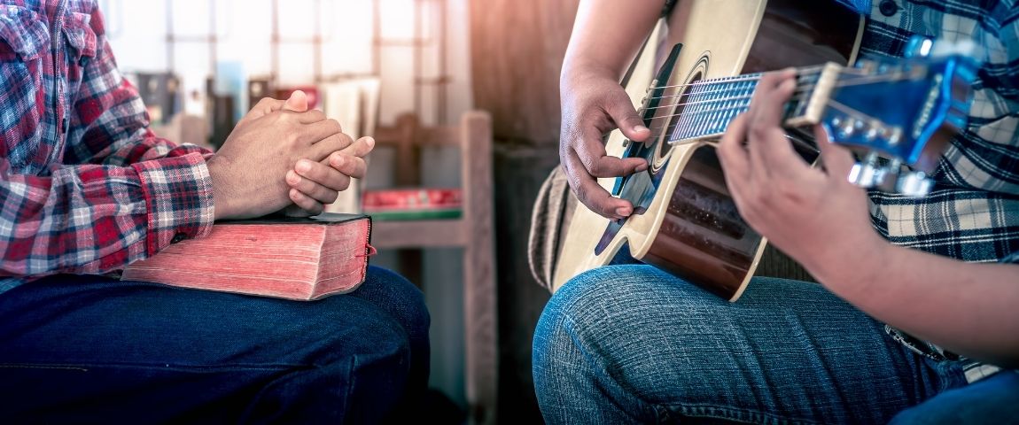 Como cantar e louvar a Deus na aflição: o passo a passo