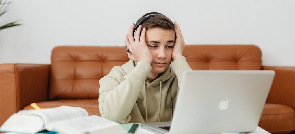 Você estuda por horas e mesmo assim se sente exausto e confuso? Veja por que mais tempo não significa aprender melhor.