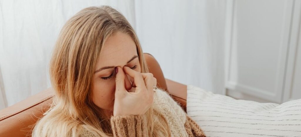Mulher com dedos entre os olhos por que esqueço o que estudo