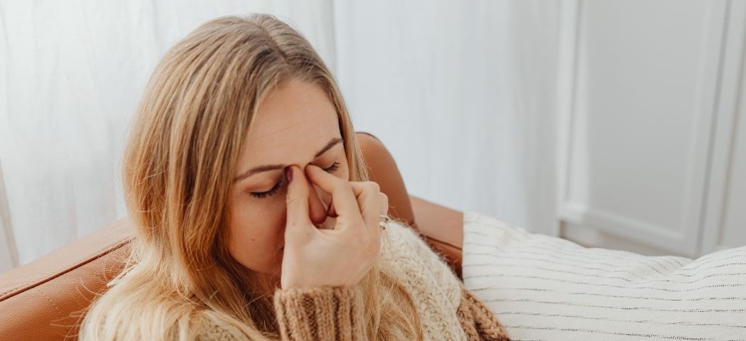 Mulher com dedos entre os olhos por que esqueço o que estudo
