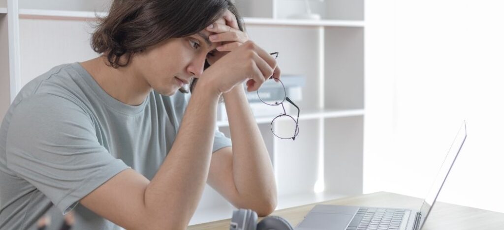 O medo de errar faz muitas pessoas estudarem sem nunca praticar. Entenda como esse bloqueio paralisa o aprendizado.